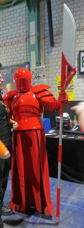 50_cosplay_star_wars_guard.thumb.jpg.0c7ba168577ab89c98ae5f70d4ca6f02.jpg