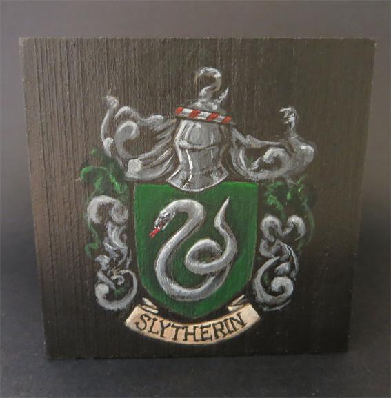 000_86_slytherin_sockel.jpg.4c4bc5683a4a22ab369f49d0eb54264c.jpg